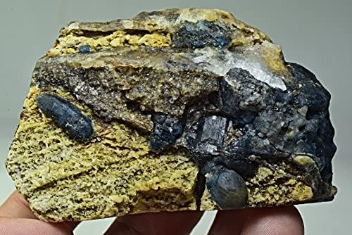 239 גרם גביש אפגני פלואורסצנטי על מטריקס מבדחשאן אפגניסטן