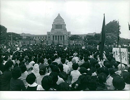 תצלום וינטג 'של אנשים התאספו במקום ומחאה. יפן