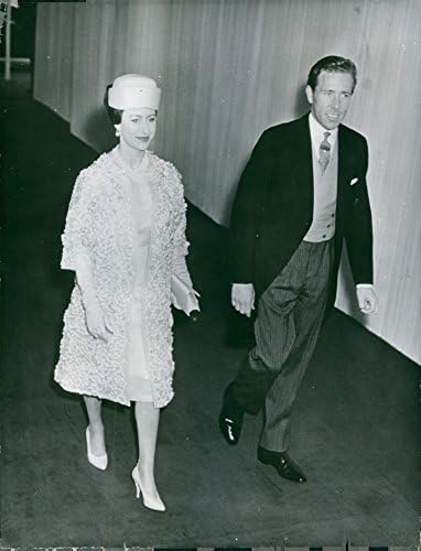 תצלום וינטג 'של הנסיכה מרגרט הולכת עם בעלה אנטוני ארמסטרונג-ג'ונס .- אפריל 1963