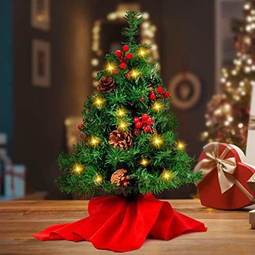 22 אינץ 'שולחן מראש עץ חג המולד מיני עם פירות יער הולי וקונוסים אורנים, 100 טיפים לענף ופנסי LED לבנים חמים בשקית בד אדומה